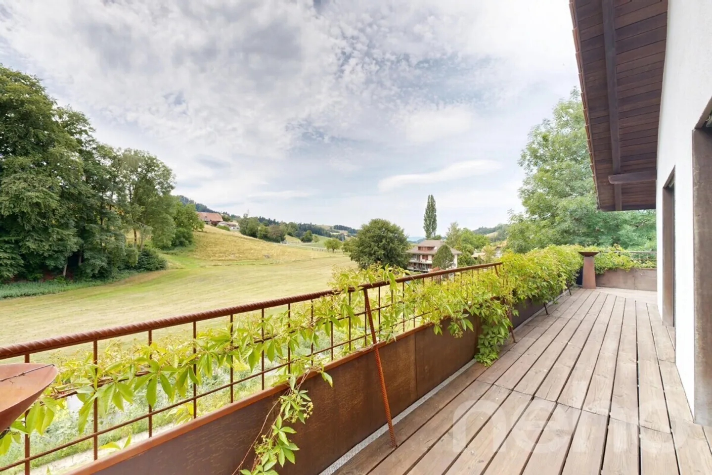 Modernes Einfamilienhaus mit Schwimmteich - Foto 3 von 12