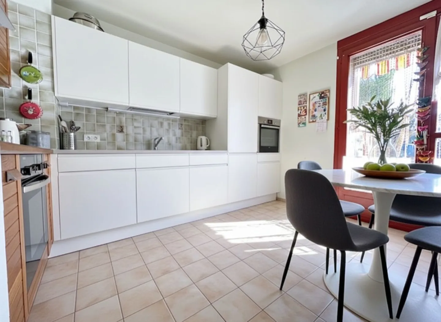 Belle villa jumelée avec 6 pièces / 4 chambres / beau jardin arboré et clôturé - Photo 4 sur 9