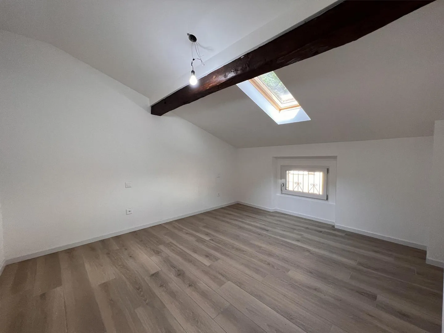 2.5-ROOM ATTIC APARTMENT RENOVATED - Photo 2 of 8