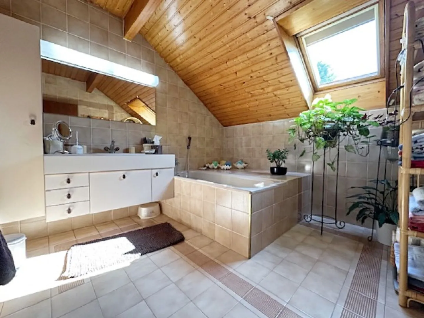 Belle villa jumelée avec 6 pièces / 4 chambres / beau jardin arboré et clôturé - Photo 8 sur 9