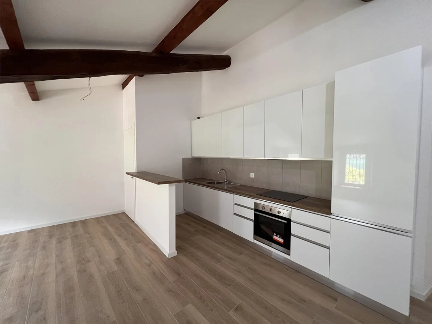 2.5-ROOM ATTIC APARTMENT RENOVATED - Photo 4 of 8