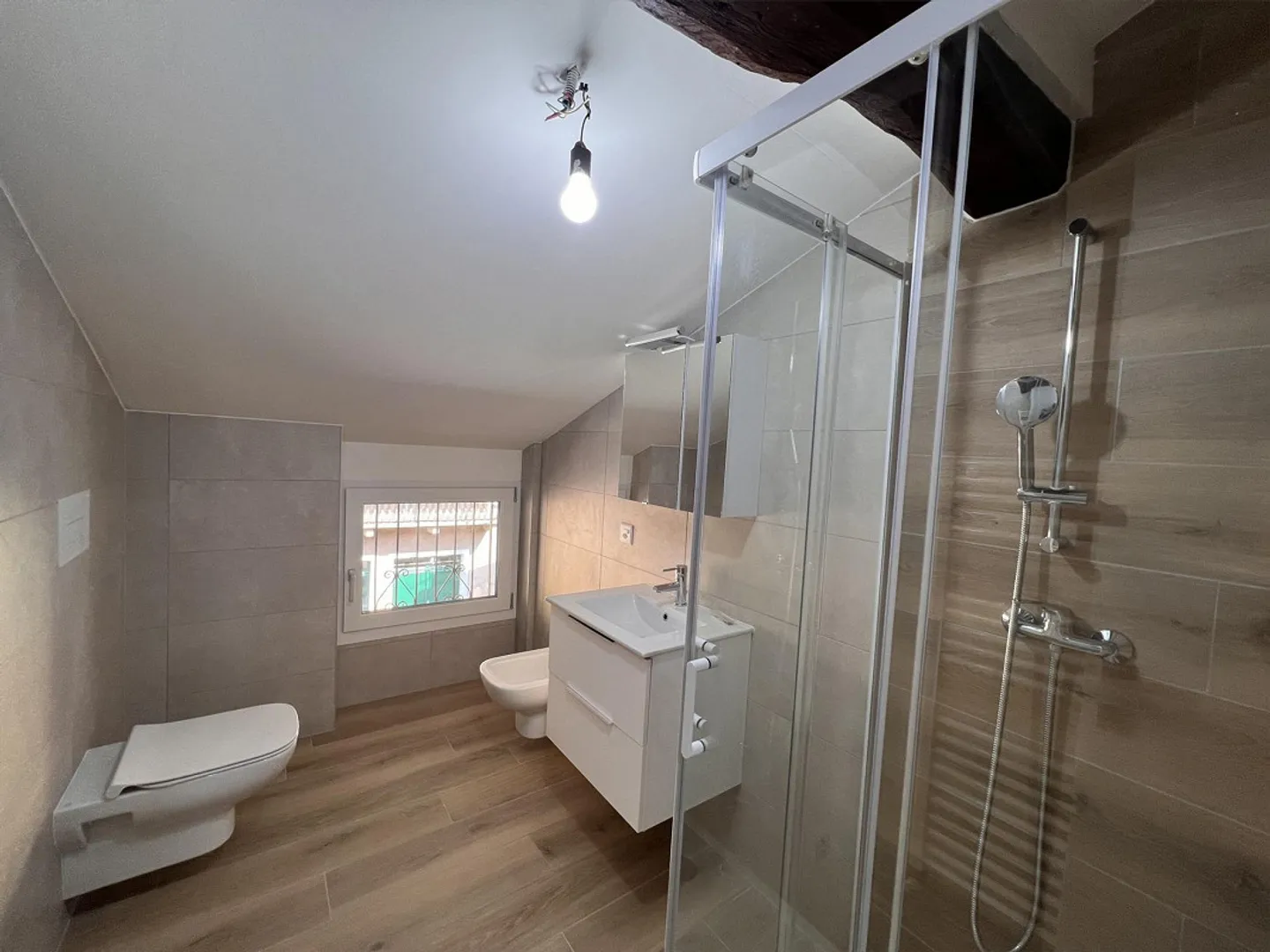 2.5-ROOM ATTIC APARTMENT RENOVATED - Photo 5 of 8