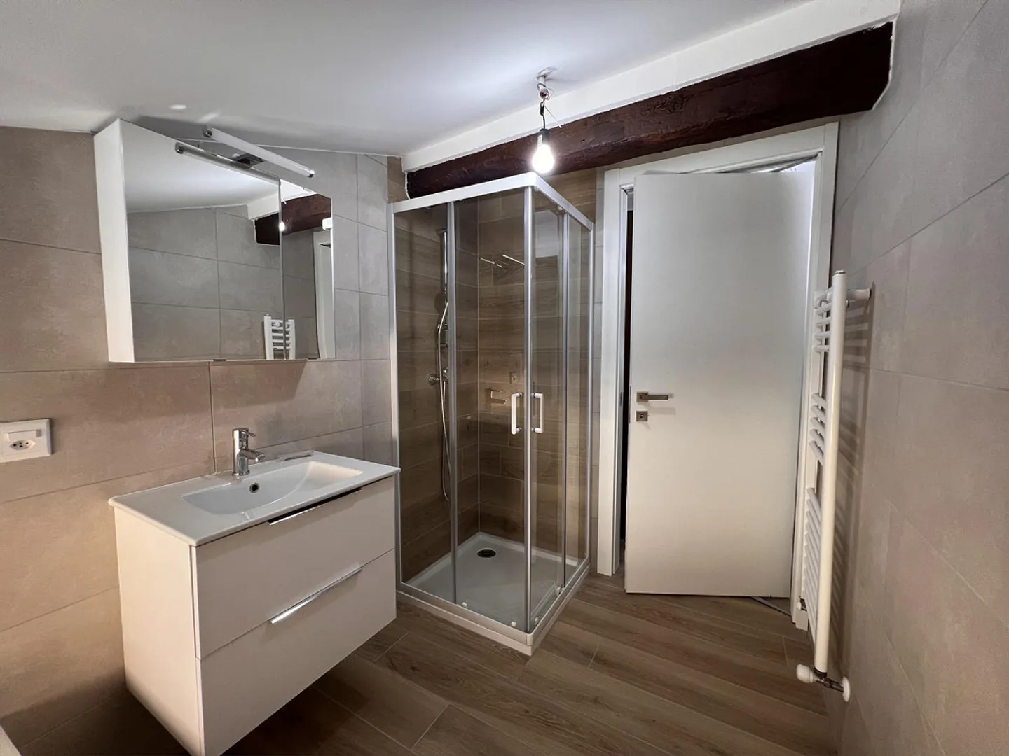 2.5-ROOM ATTIC APARTMENT RENOVATED - Photo 6 of 8