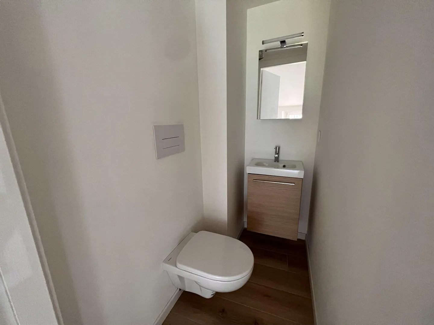 2.5-ROOM ATTIC APARTMENT RENOVATED - Photo 7 of 8