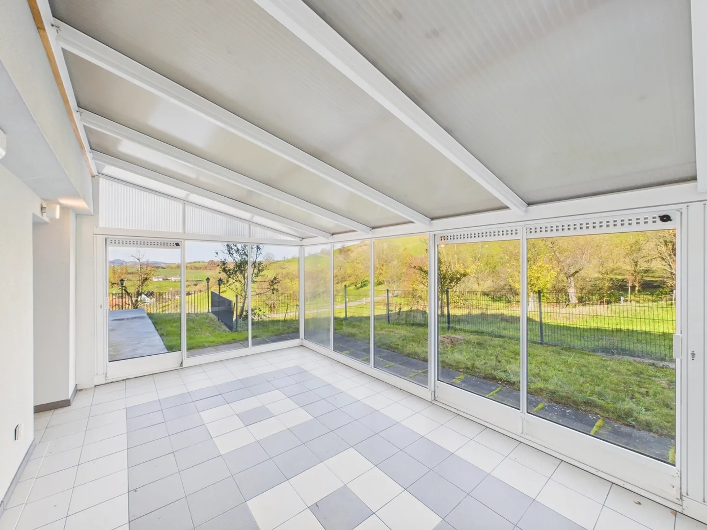 Appartement lumineux de 4,5 pièces avec jardin d'hiver - Photo 1 sur 13