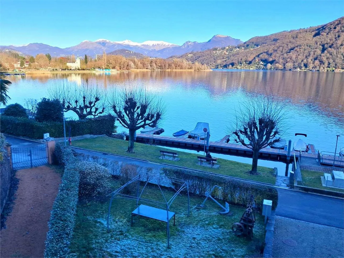 Haus mit Garten möbliert in erster Reihe am See - Foto 1 von 3