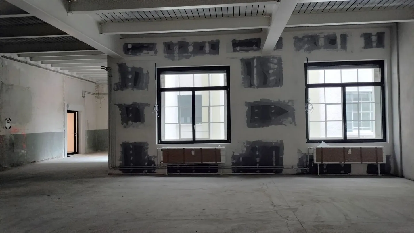 Spazio commerciale con fascino di edificio storico nel mezzo dell'area Bernapark - Foto 3 di 8