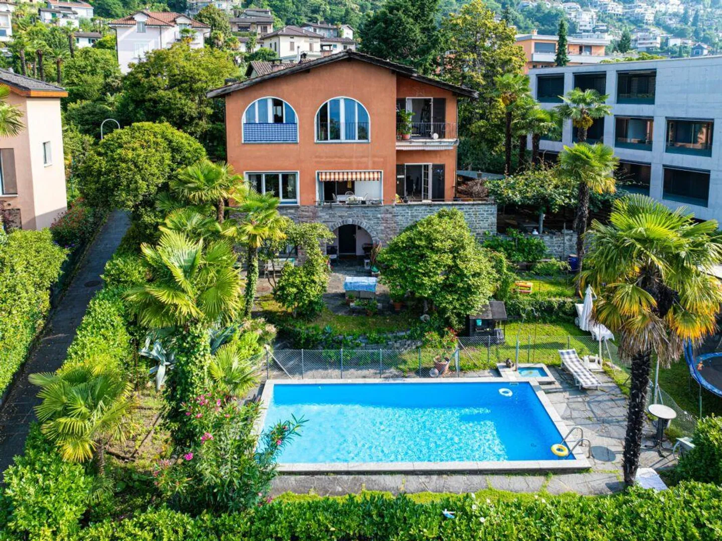 Minusio - Grande Villa con Piscina in Posizione Ottimale - Foto 1 di 30