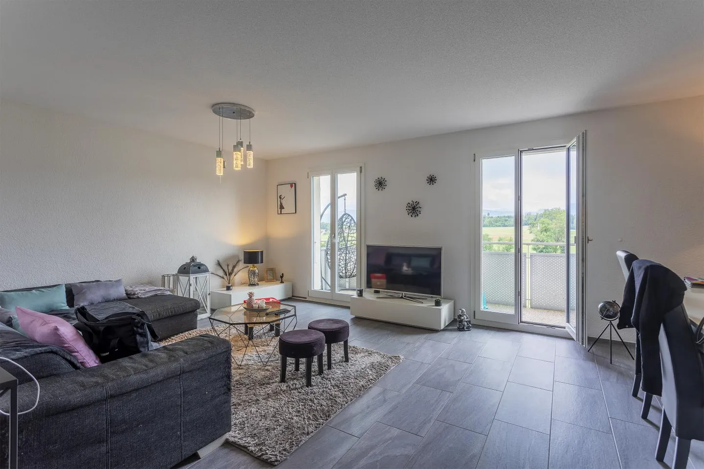 Hellish 4.5-room apartment with balcony and parking space in Onnens - Photo 3 of 6