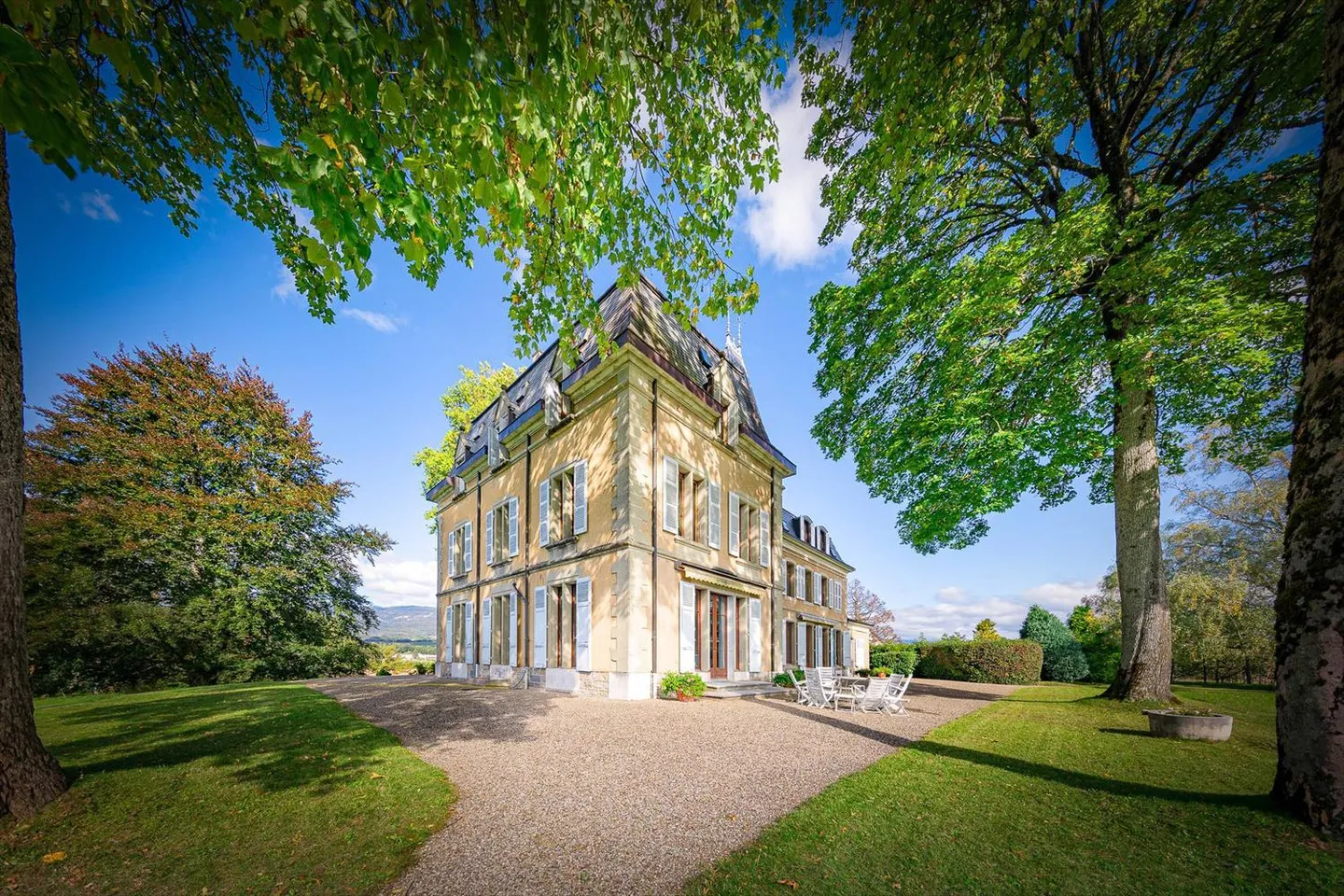 Château du 19ème siècle - Élégance et vue imprenable - Photo 2 sur 10