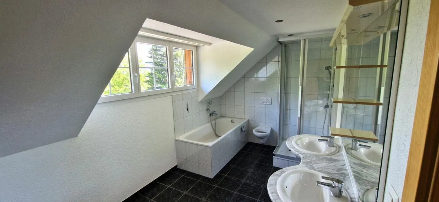 Proprietà spaziosa e ristrutturata con due unità abitative, studio e impianto fotovoltaico - Foto 24 di 30