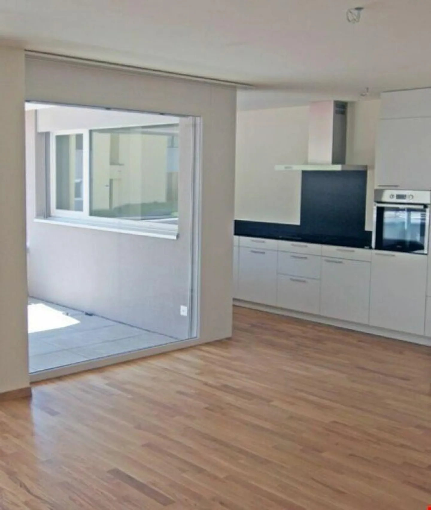 Bright 3.5 Room Apartment with Large Balcony - Photo 2 of 9