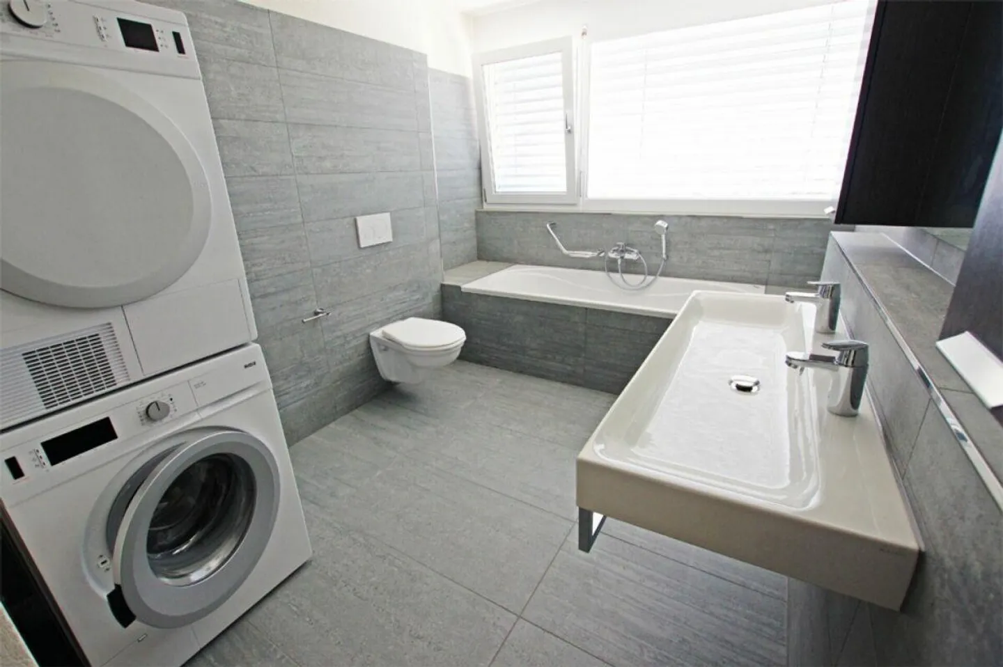Bright 3.5 Room Apartment with Large Balcony - Photo 6 of 9