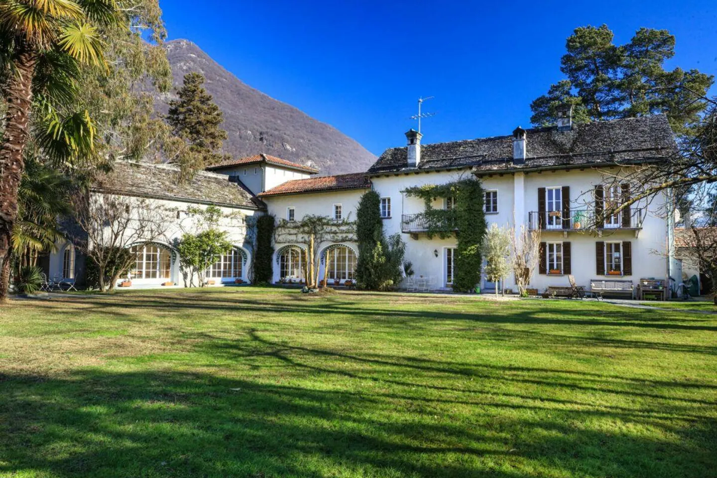 CUGNASCO - Villa incantevole con parco e casa per gli ospiti - Foto 2 di 30