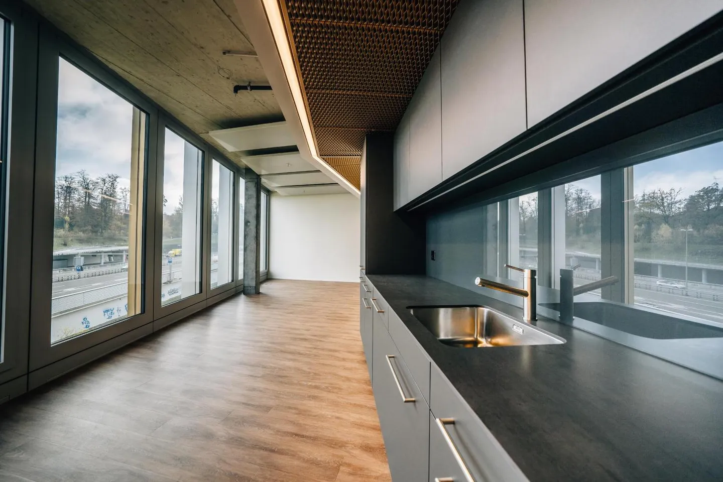 Attractive Office Spaces in Zurich-South – Work with Style and Perspective - Photo 4 of 5