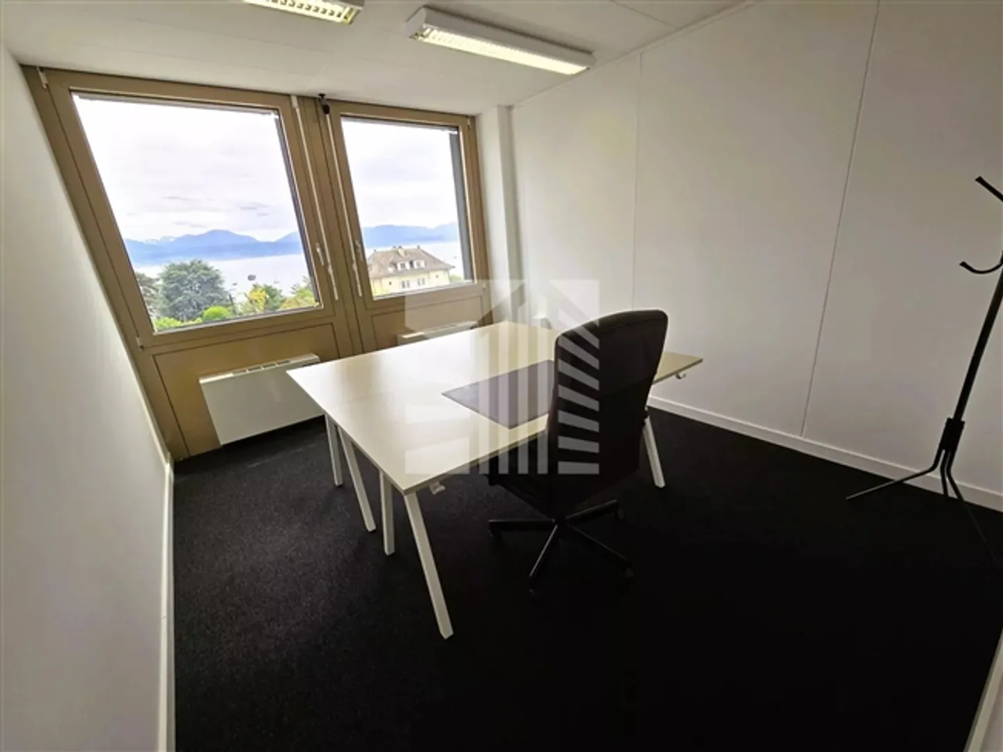 Bureau privé de 12 m² avec vue sur le lac dans un espace de coworking - Photo 1 sur 6