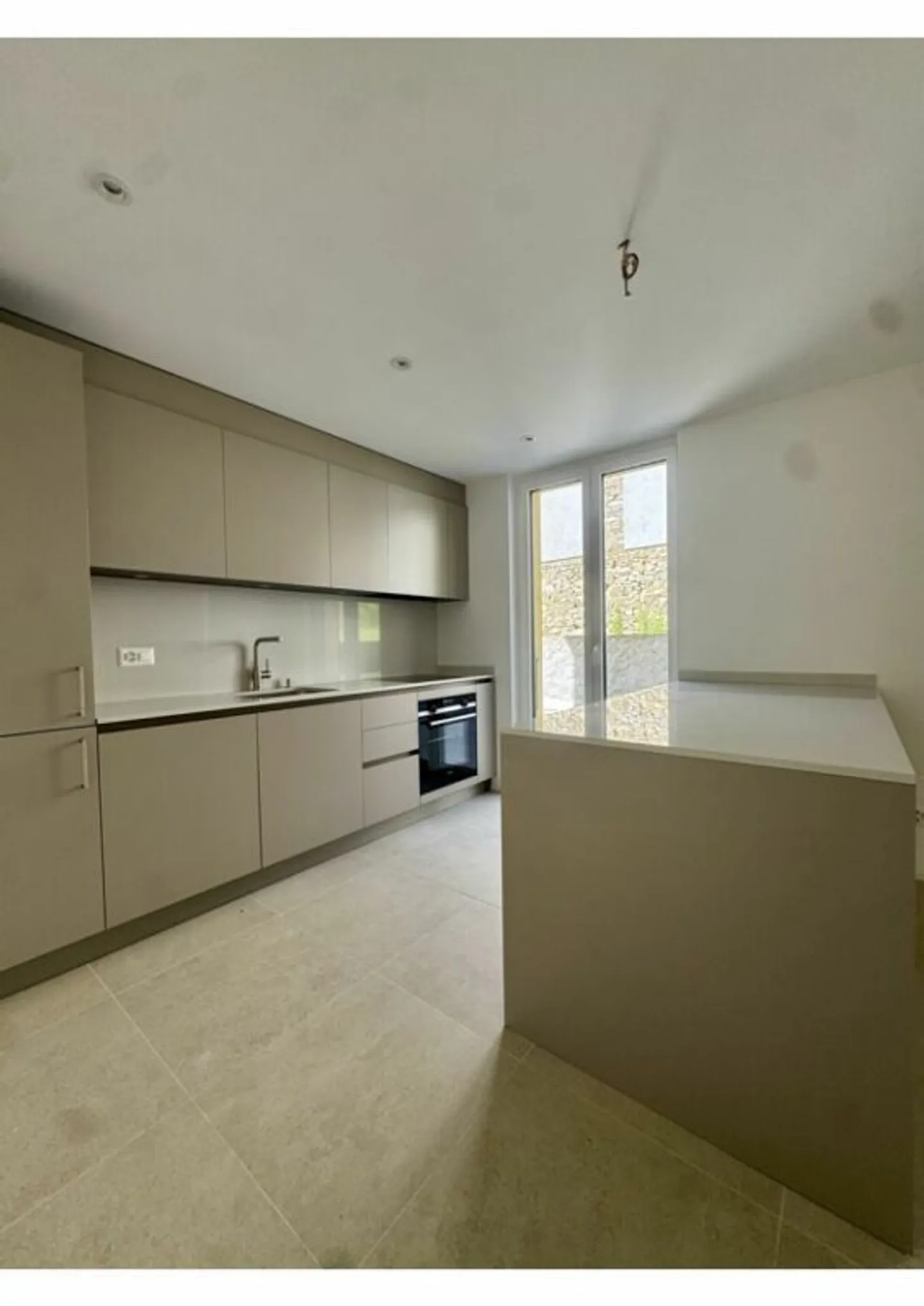 Spacious 4.5 New CADRO | LARGE TERRACE | Rent 2,500 | Expenses 300... - Photo 4 of 14