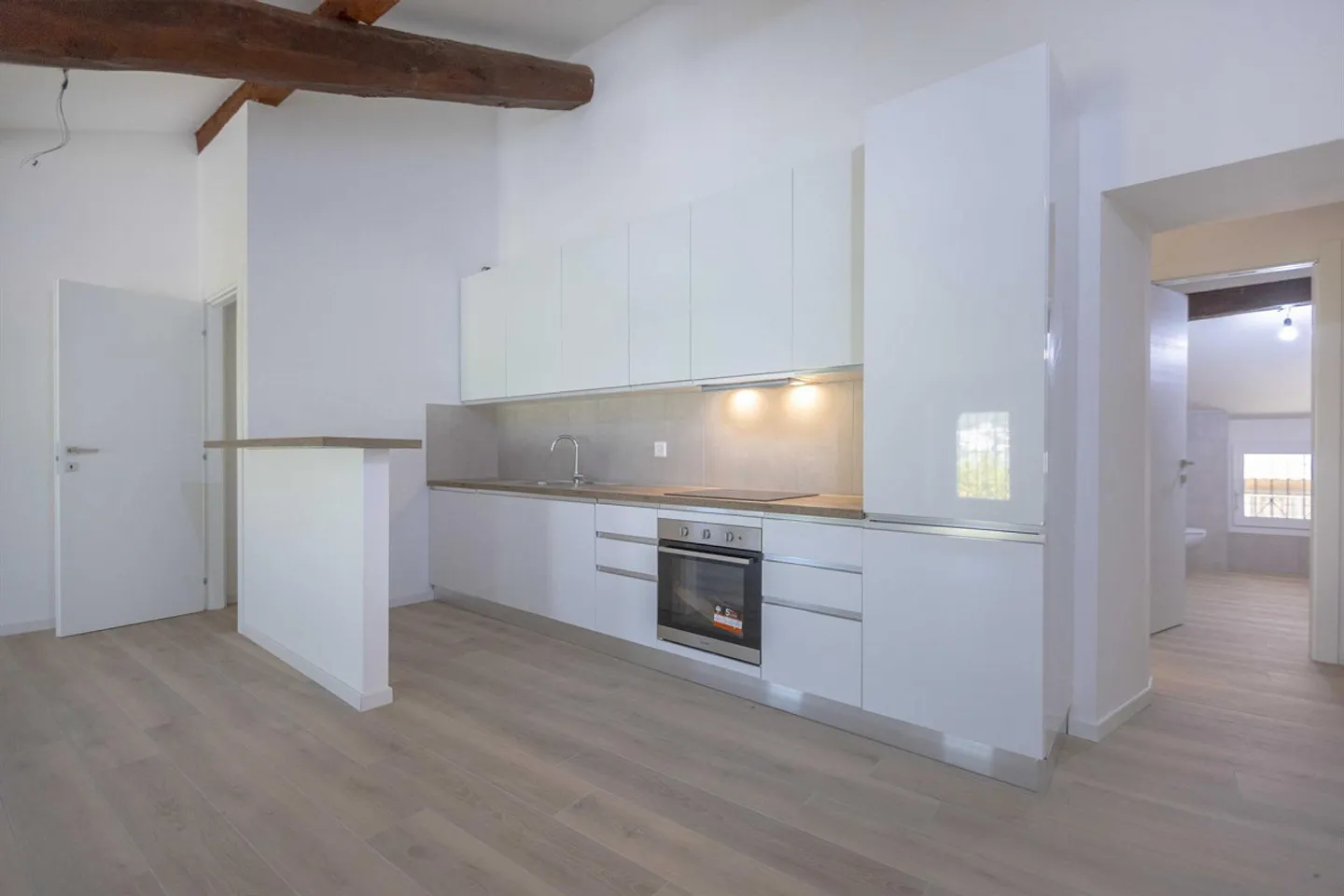Appartement 2,5 pièces mansardé et rénové à Capolago - Photo 3 sur 9