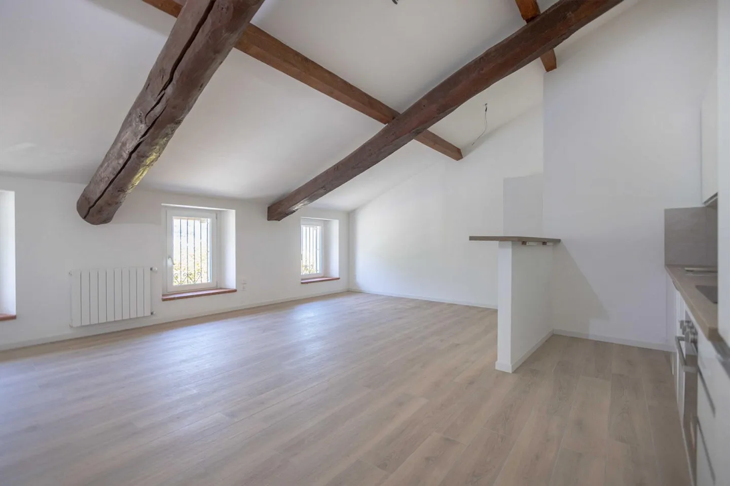 Appartement 2,5 pièces mansardé et rénové à Capolago - Photo 2 sur 9