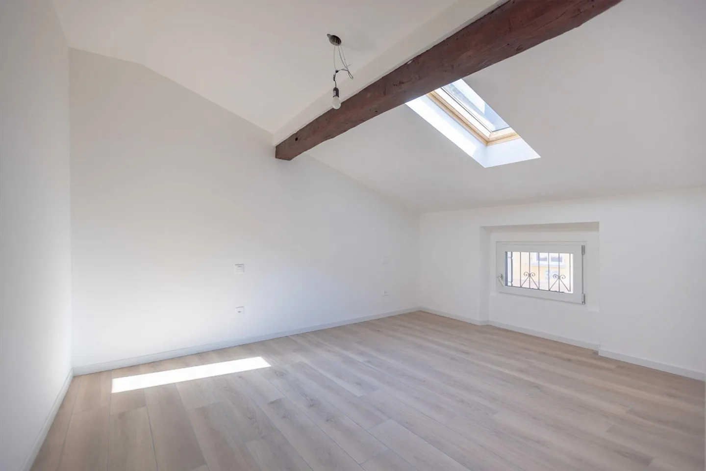 Appartement 2,5 pièces mansardé et rénové à Capolago - Photo 6 sur 9