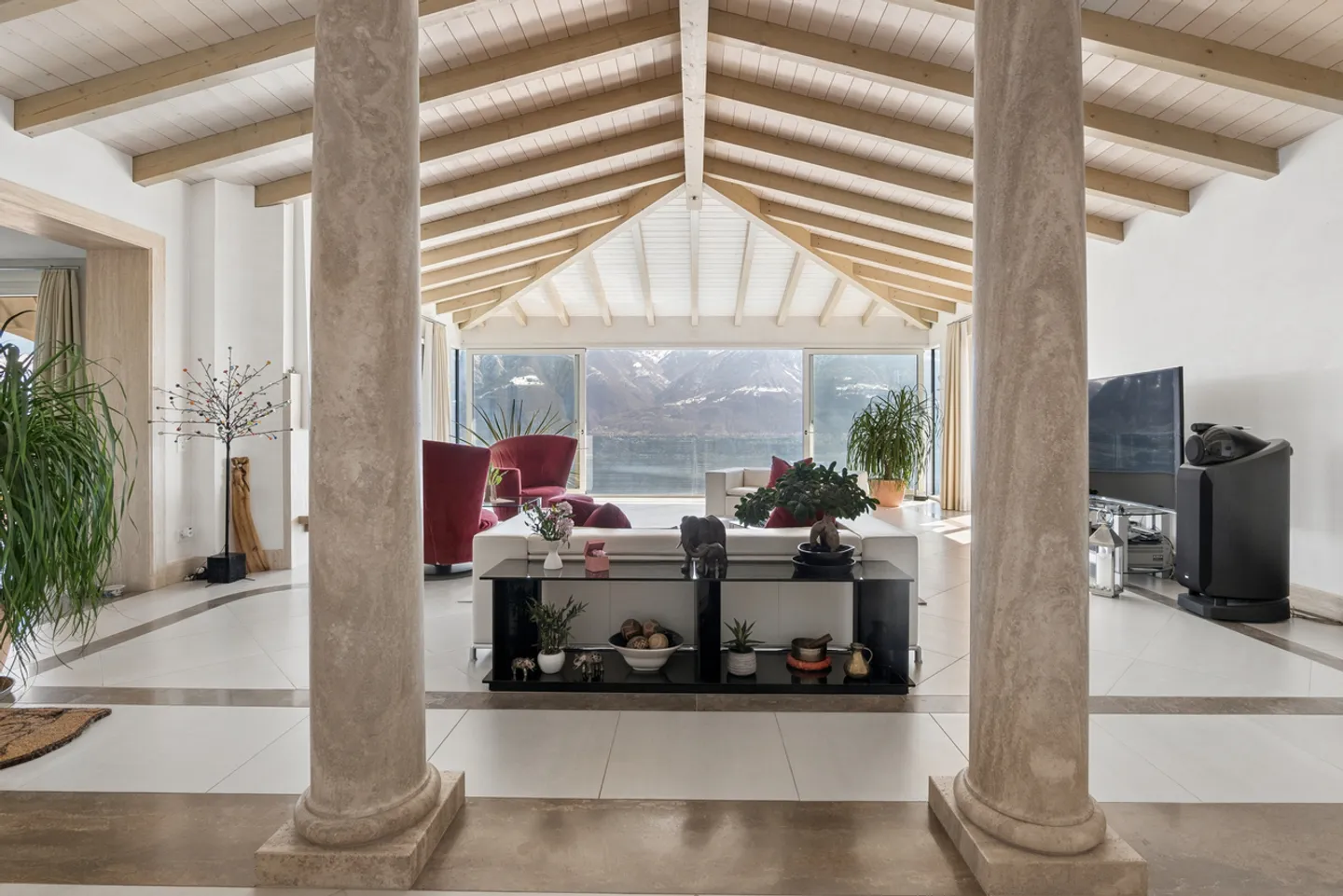 Uncertain Times: Your Safe Haven in the Heart of Switzerland - Photo 4 of 22