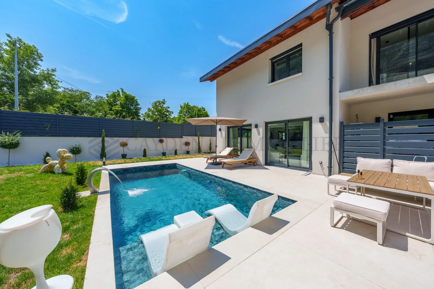 Zeitgenössische Villa mit Pool - Foto 1 von 9