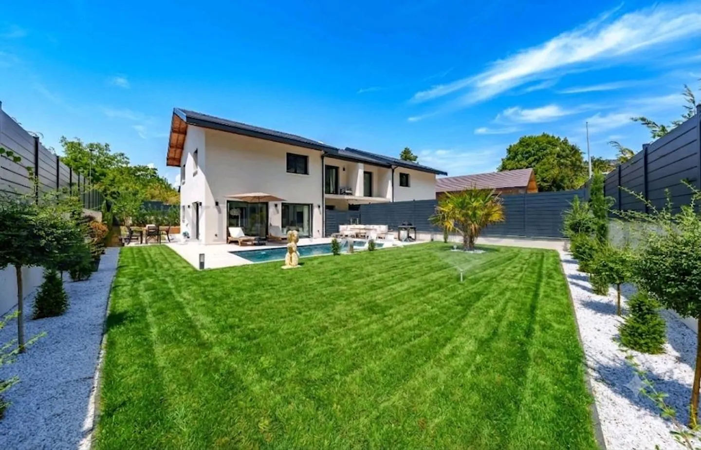 Zeitgenössische Villa mit Pool - Foto 9 von 9