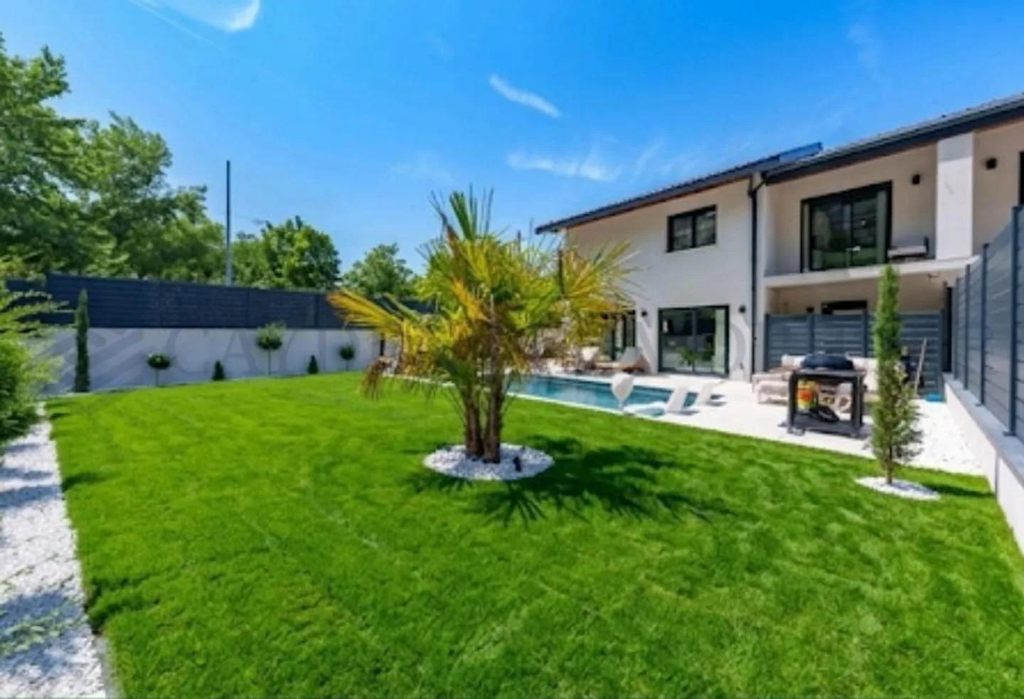 Zeitgenössische Villa mit Pool - Foto 2 von 9