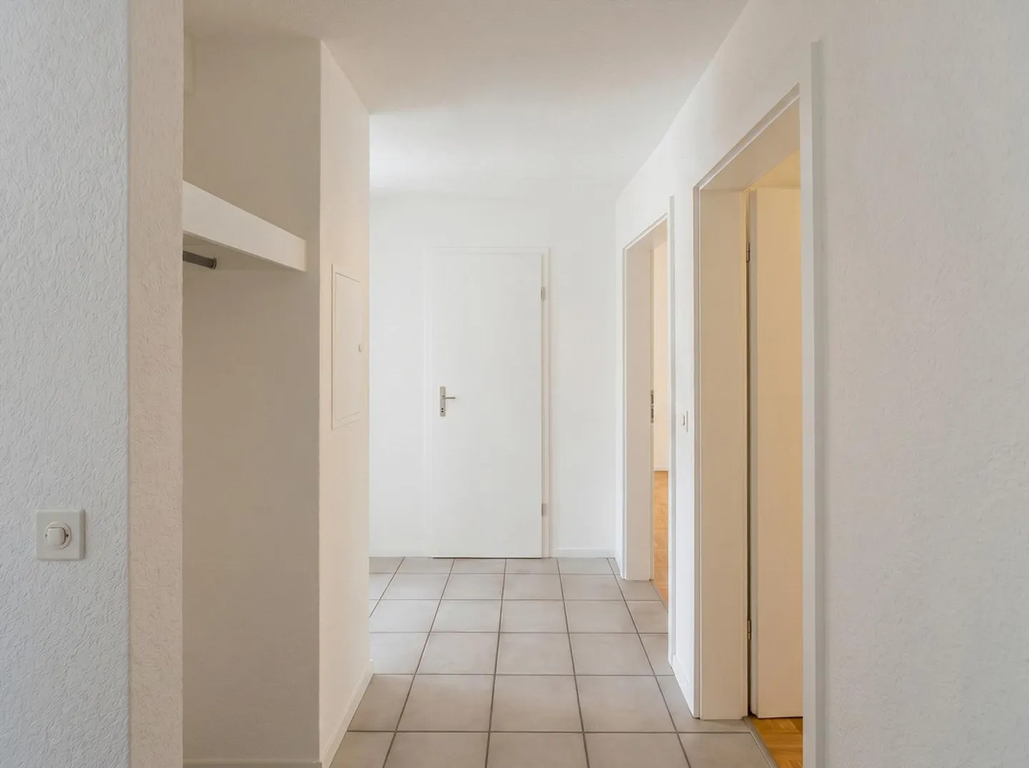 Appartement moderne de 3,5 pièces avec terrasse spacieuse - Photo 2 sur 8