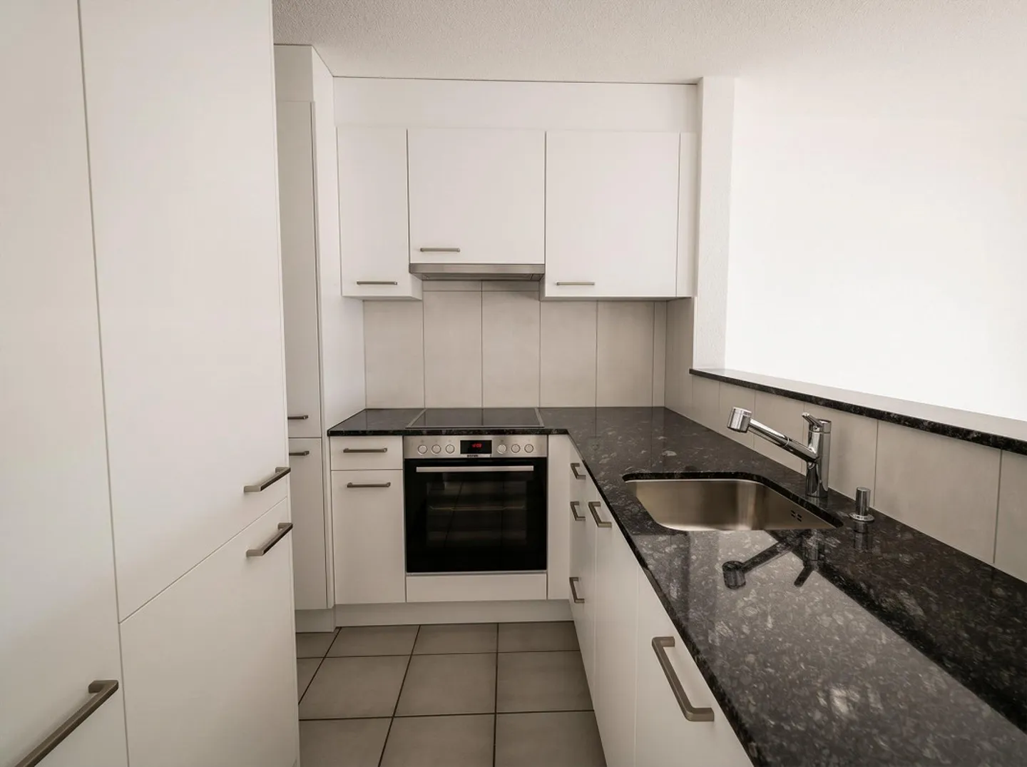 Appartement moderne de 3,5 pièces avec terrasse spacieuse - Photo 4 sur 8