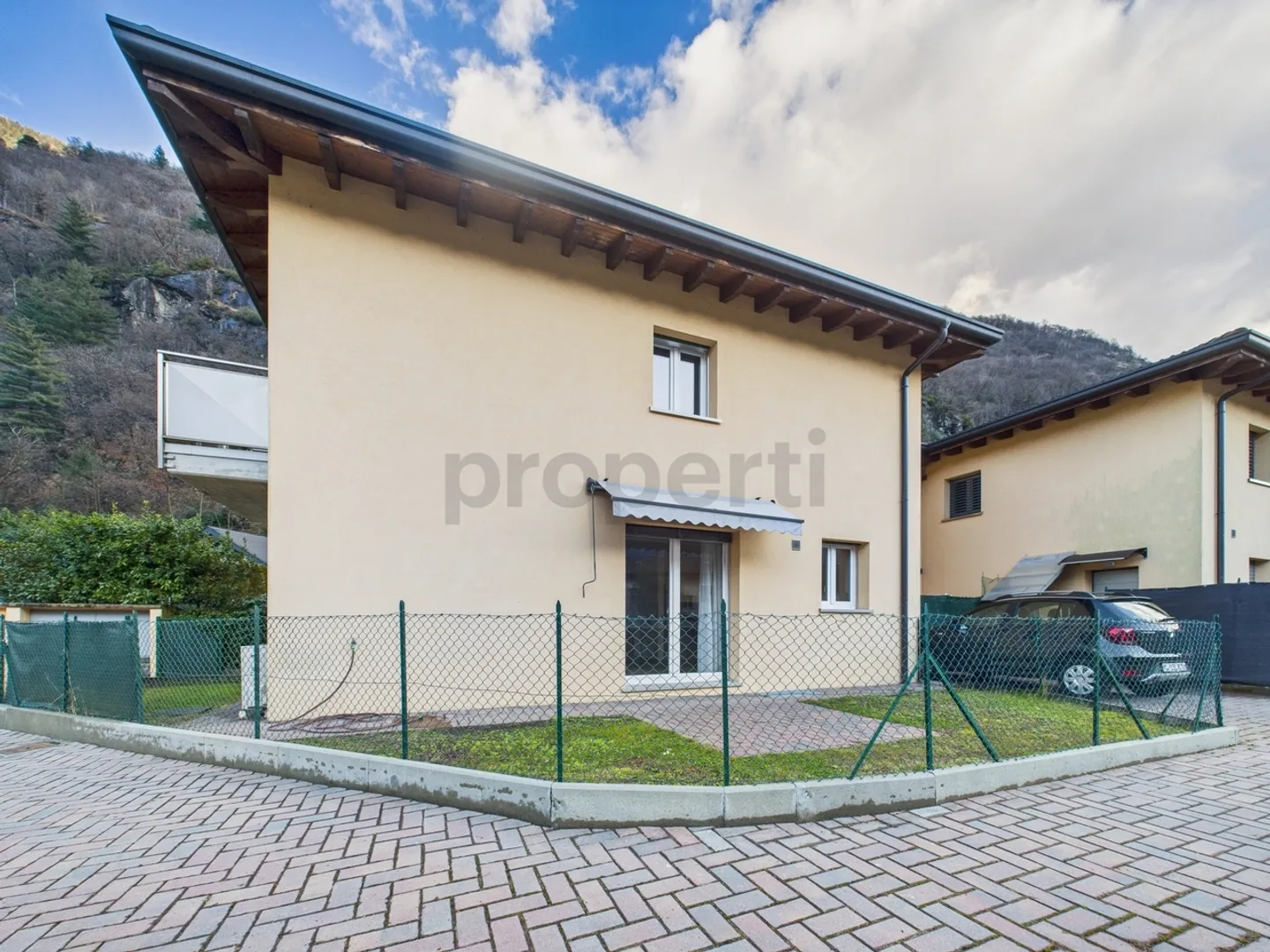 Modern terraced house with 4.5 rooms and garden in Cresciano - Photo 1 of 13