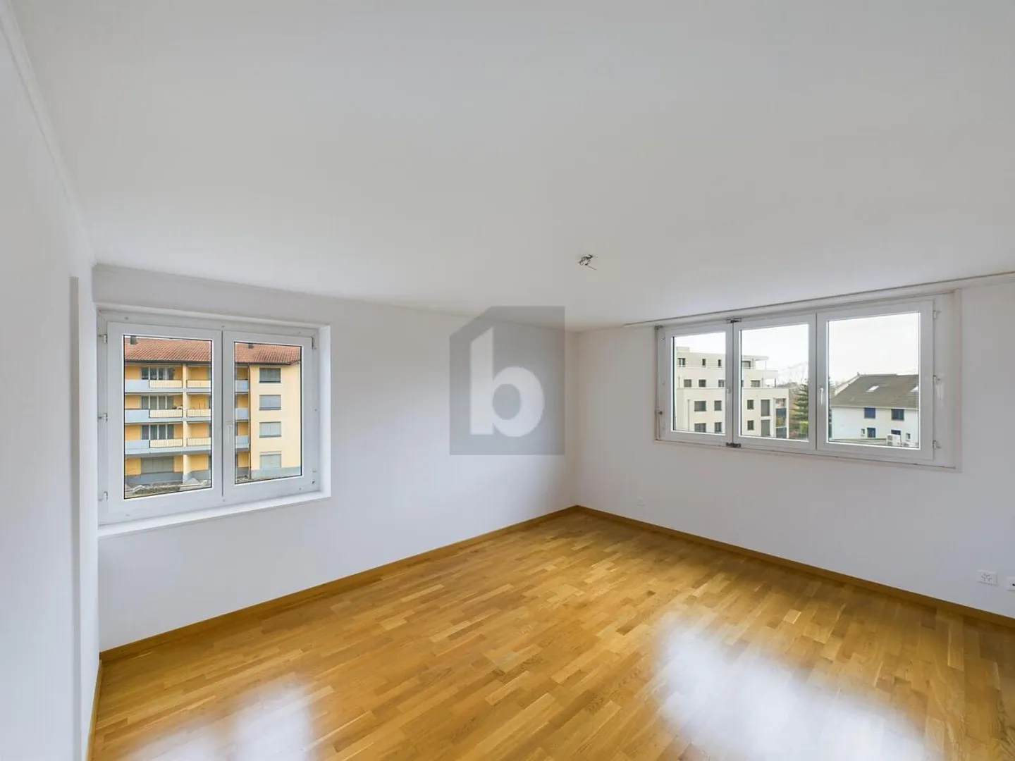 SPACIOUS IN A CENTRAL LOCATION - Photo 3 of 6