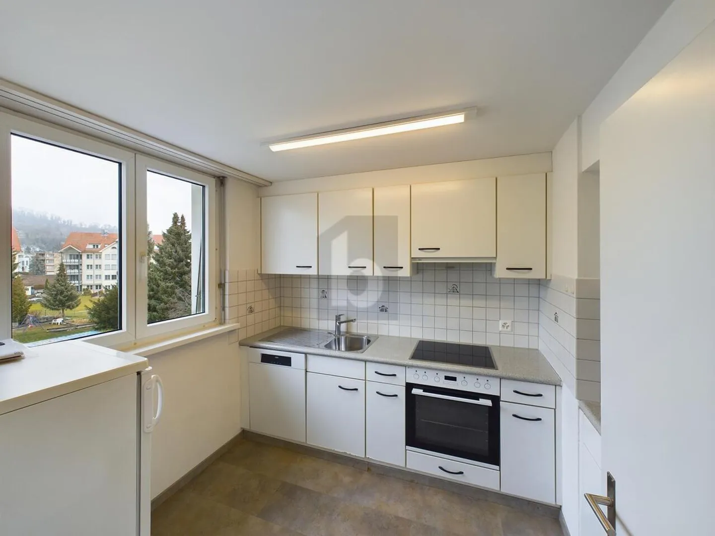 SPACIOUS IN A CENTRAL LOCATION - Photo 4 of 6