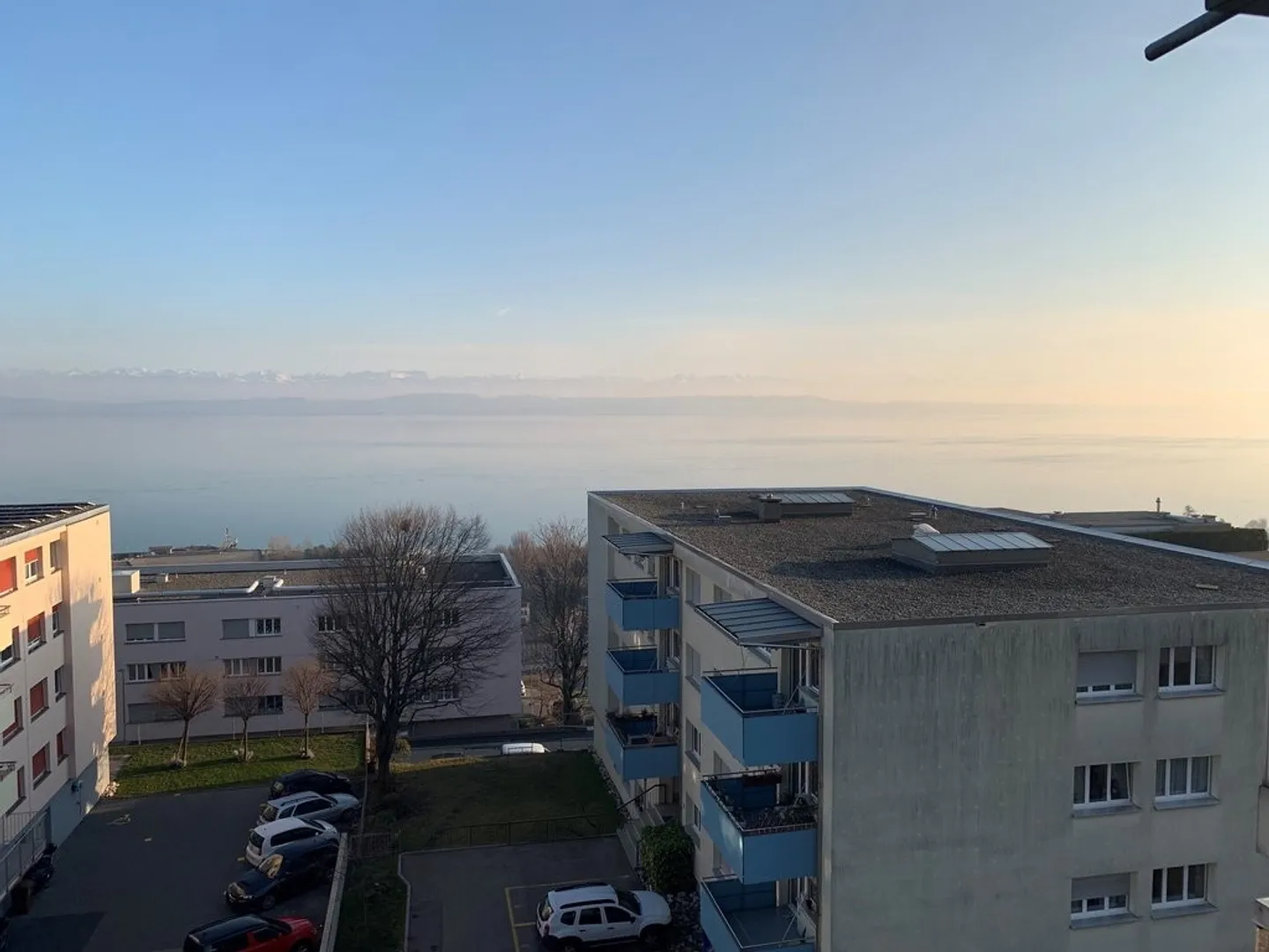Luminoso appartamento di 3 stanze con balcone e vista lago - Foto 1 di 8