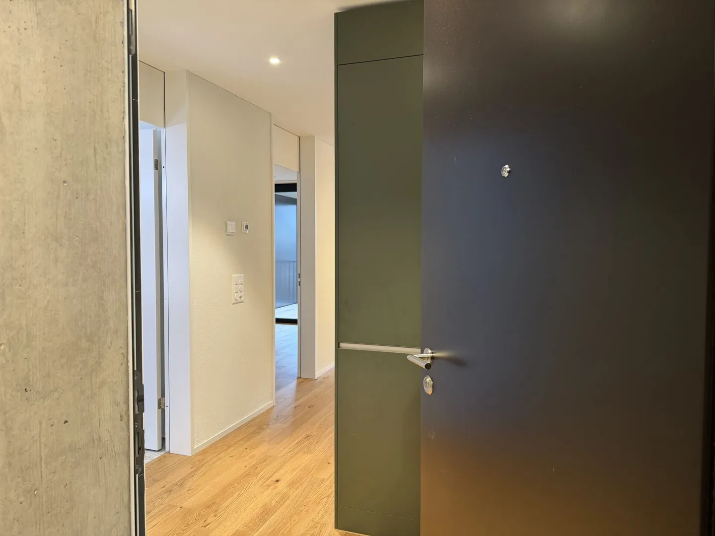 appartement moderne de 2 1/2 pièces en standard de propriété - Photo 2 sur 11