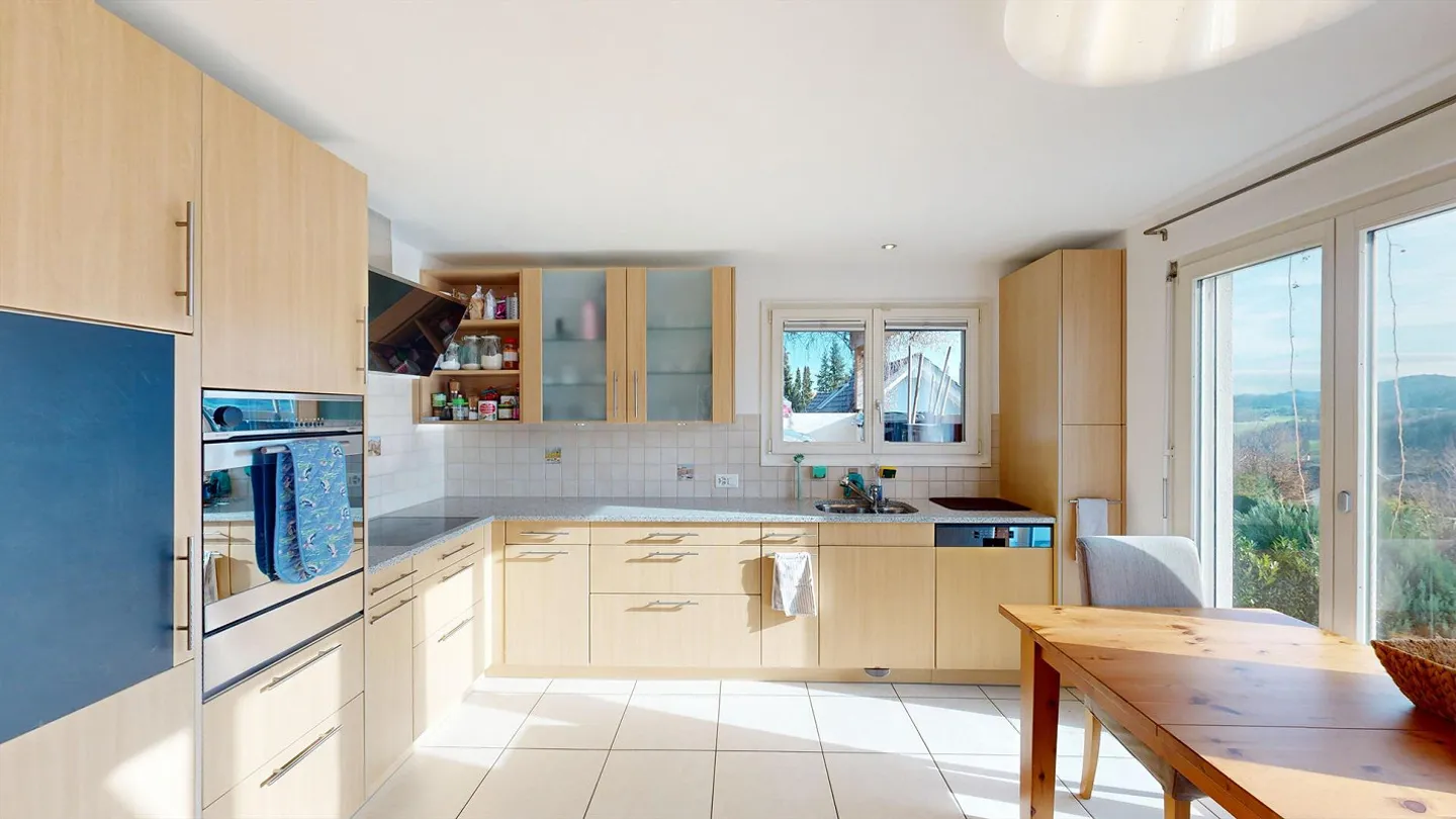 Freistehendes 6.5-Zimmer-Haus mit Potenzial für Einliegerwohnung in Madetswil - Foto 2 von 8