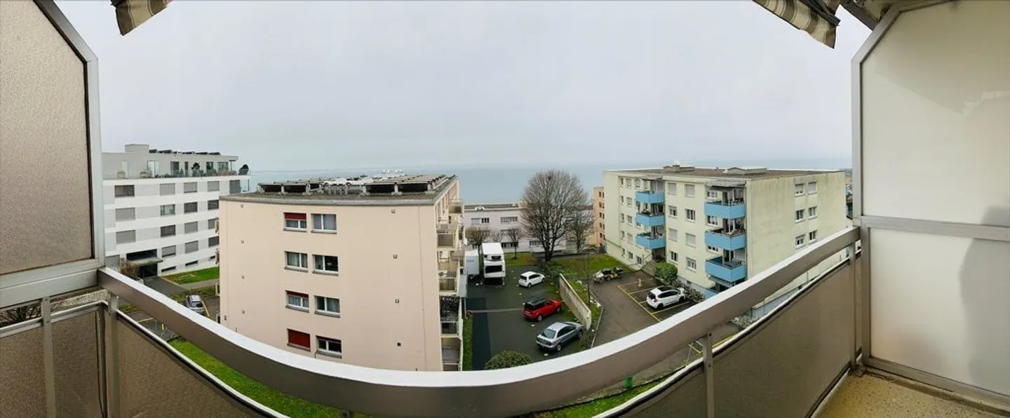 Luminoso appartamento di 3 stanze con balcone e vista lago - Foto 4 di 8