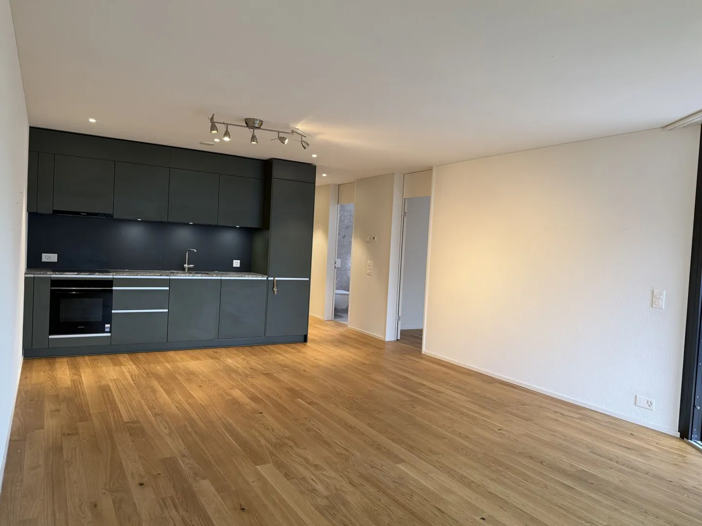appartement moderne de 2 1/2 pièces en standard de propriété - Photo 3 sur 11
