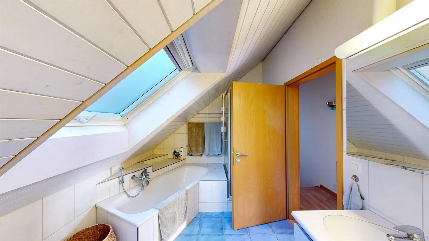 Freistehendes 6.5-Zimmer-Haus mit Potenzial für Einliegerwohnung in Madetswil - Foto 5 von 8