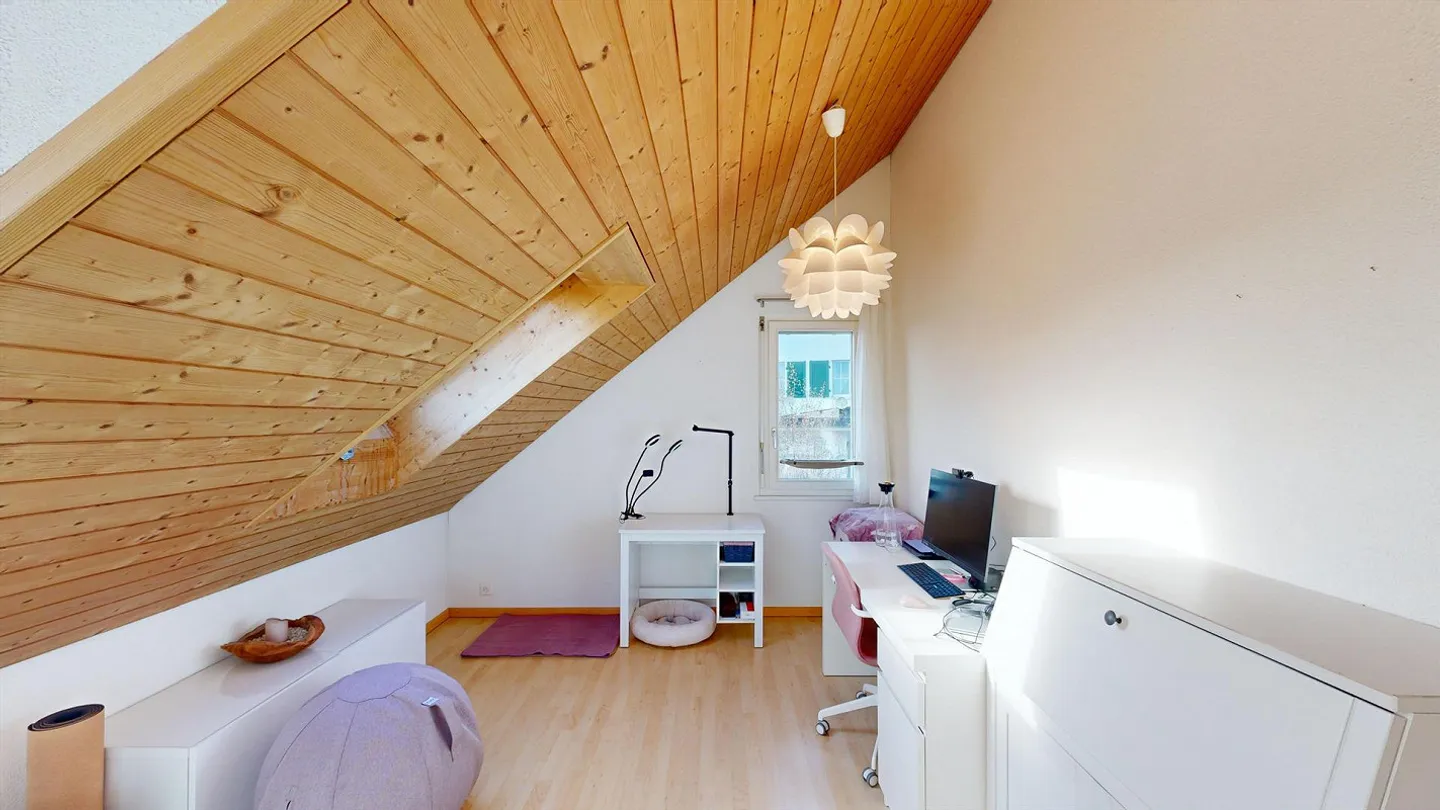 Freistehendes 6.5-Zimmer-Haus mit Potenzial für Einliegerwohnung in Madetswil - Foto 6 von 8