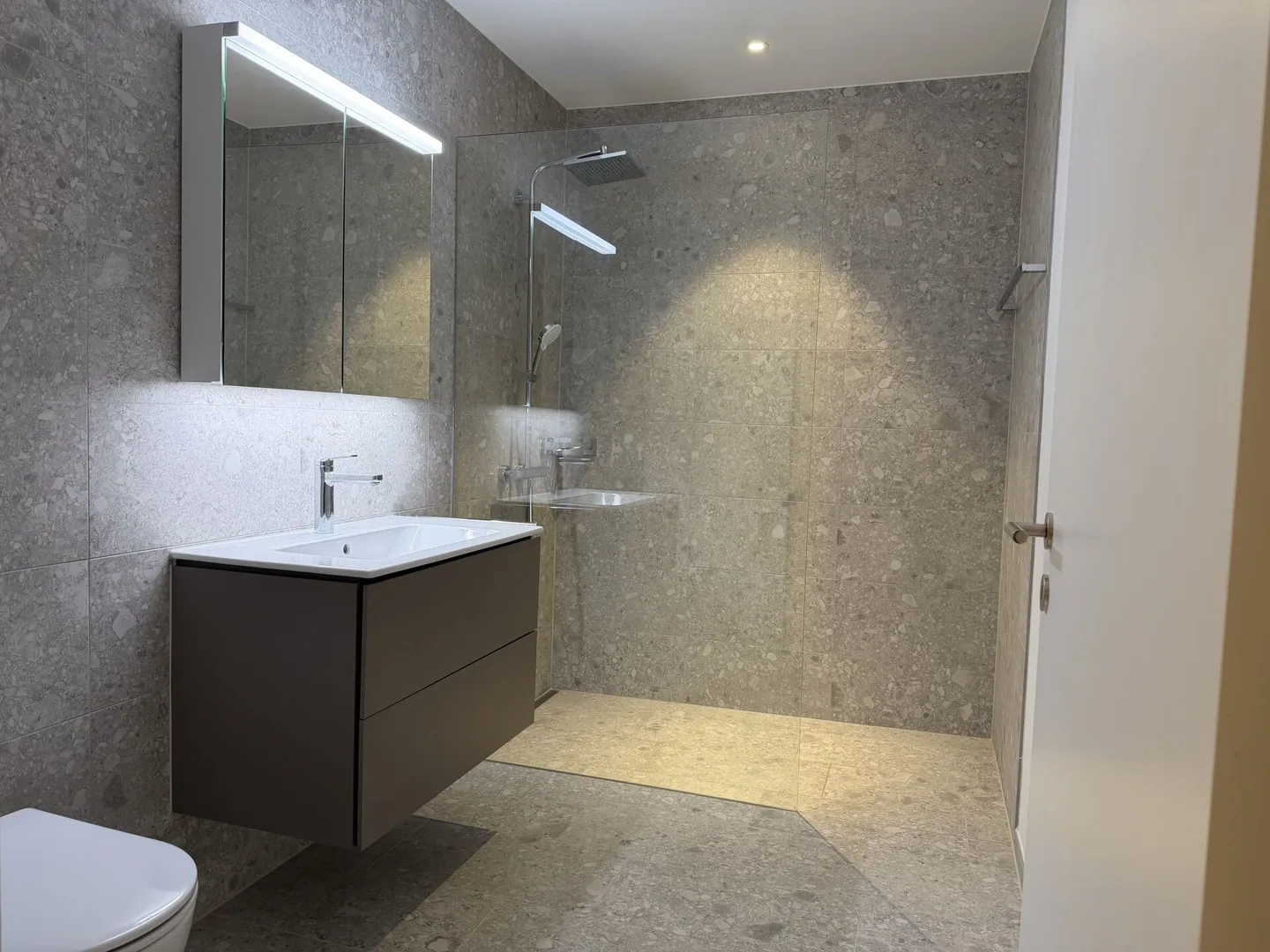 appartement moderne de 2 1/2 pièces en standard de propriété - Photo 6 sur 11