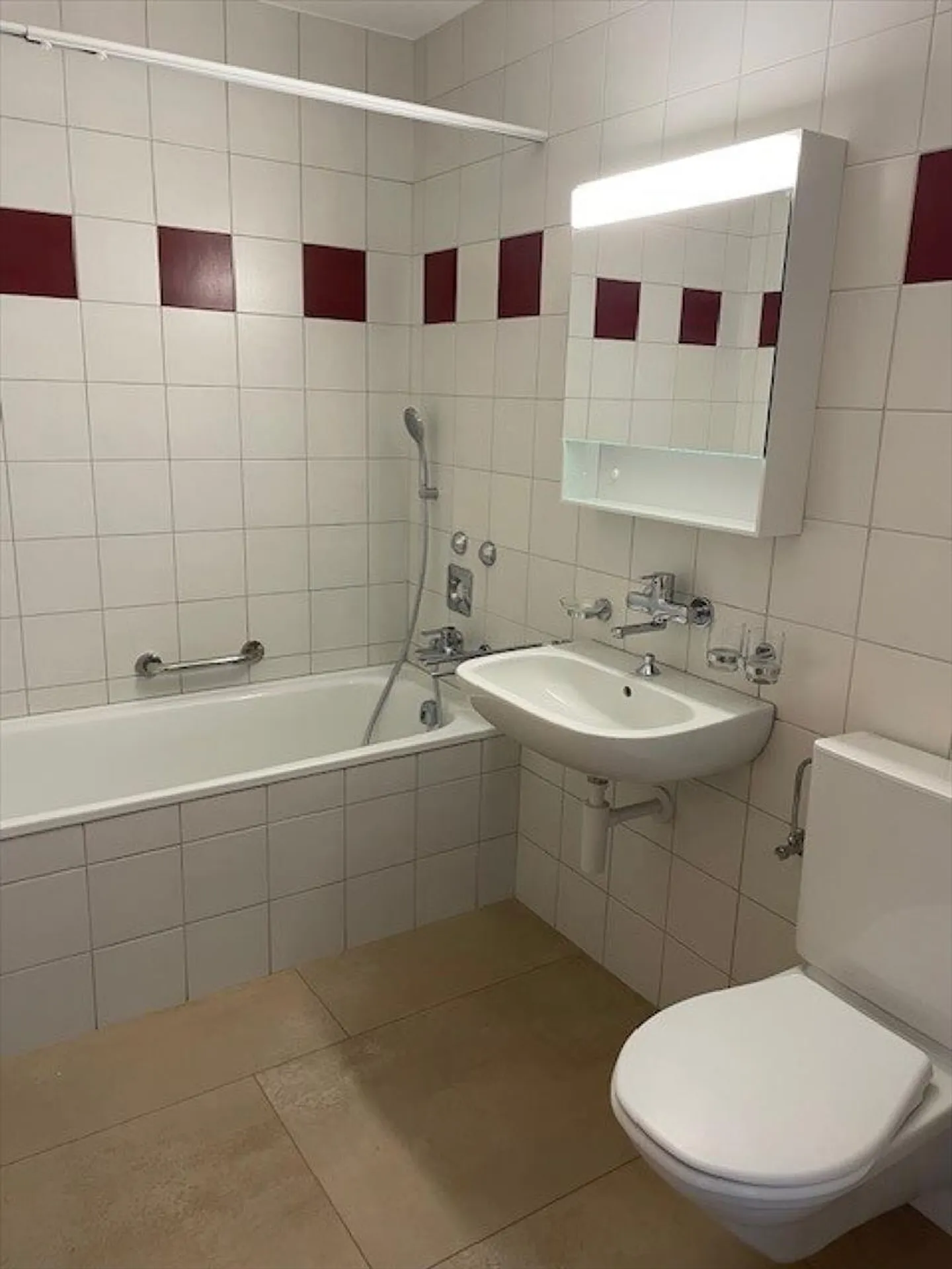 Chemin des Carabiniers 1, 4.5 rooms on the 4th North renovated - Photo 7 of 11