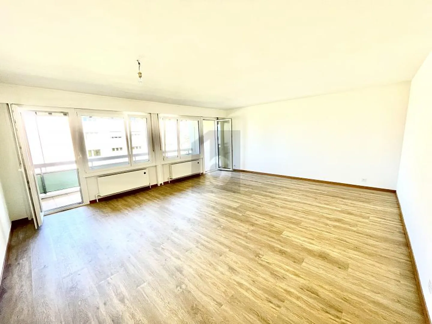 SPACIEUX, LUMINEUX AVEC GRAND SALON ET BALCON - Photo 2 sur 6