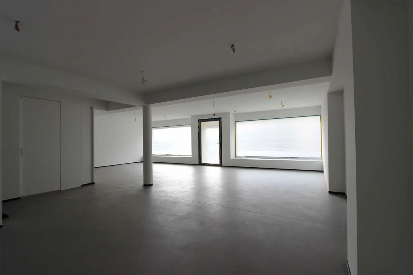 Spazio commerciale moderno e luminoso con grandi vetrine - Foto 1 di 4