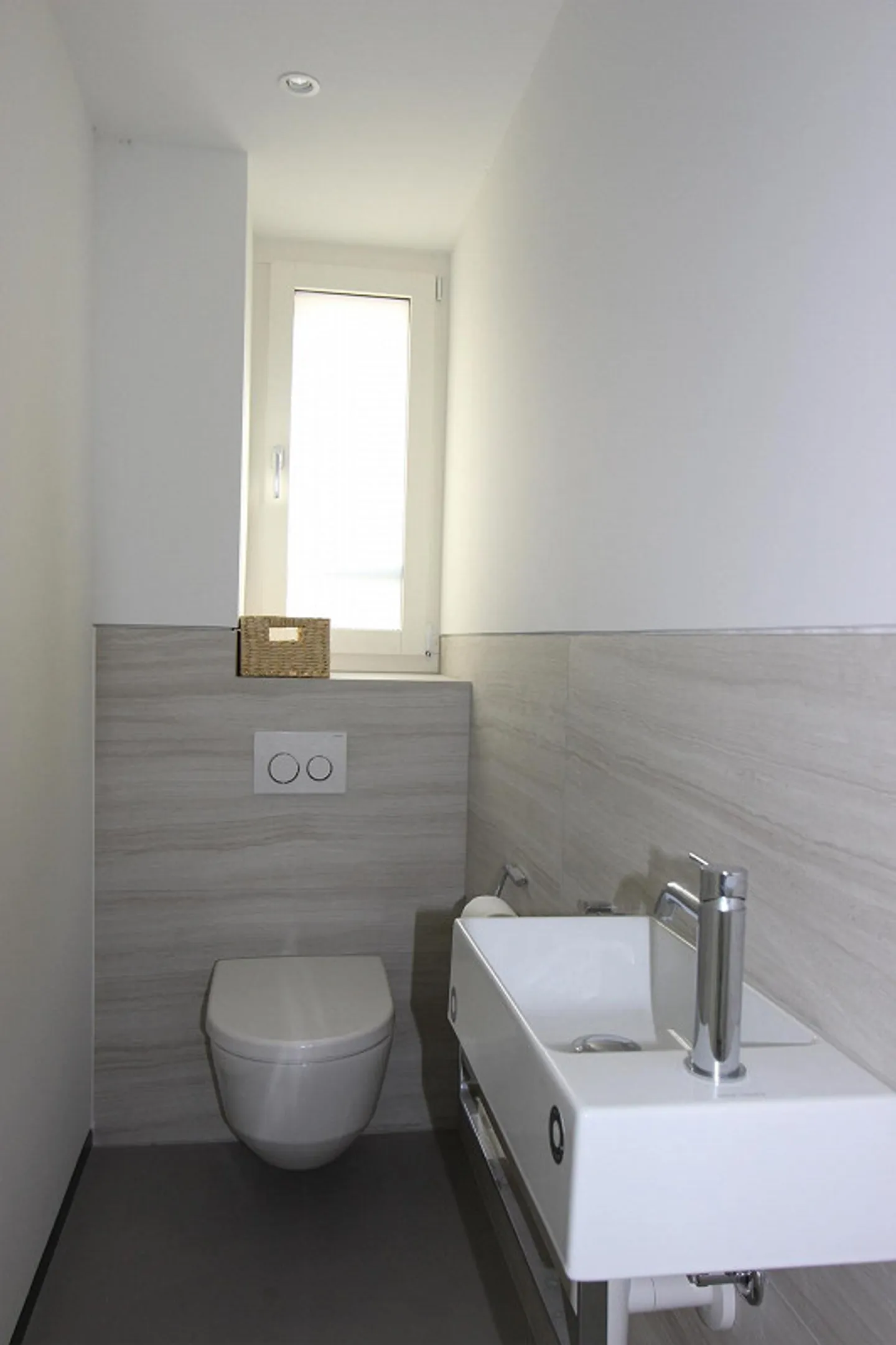 Spazio commerciale moderno e luminoso con grandi vetrine - Foto 2 di 4