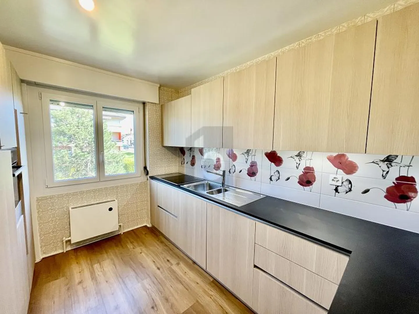 SPACIEUX, LUMINEUX AVEC GRAND SALON ET BALCON - Photo 4 sur 6