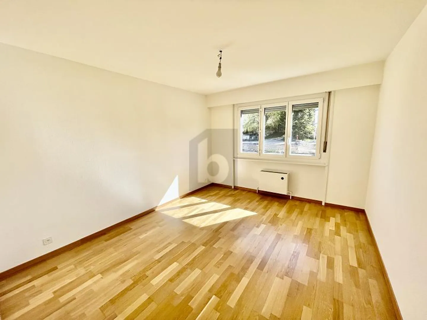 SPACIEUX, LUMINEUX AVEC GRAND SALON ET BALCON - Photo 5 sur 6