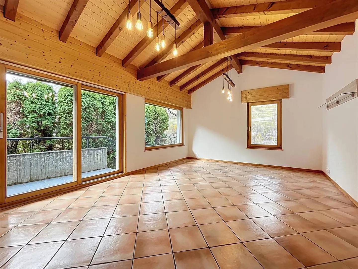 Appartement en rez-de-chaussée surélevé avec jardin - Photo 2 sur 13