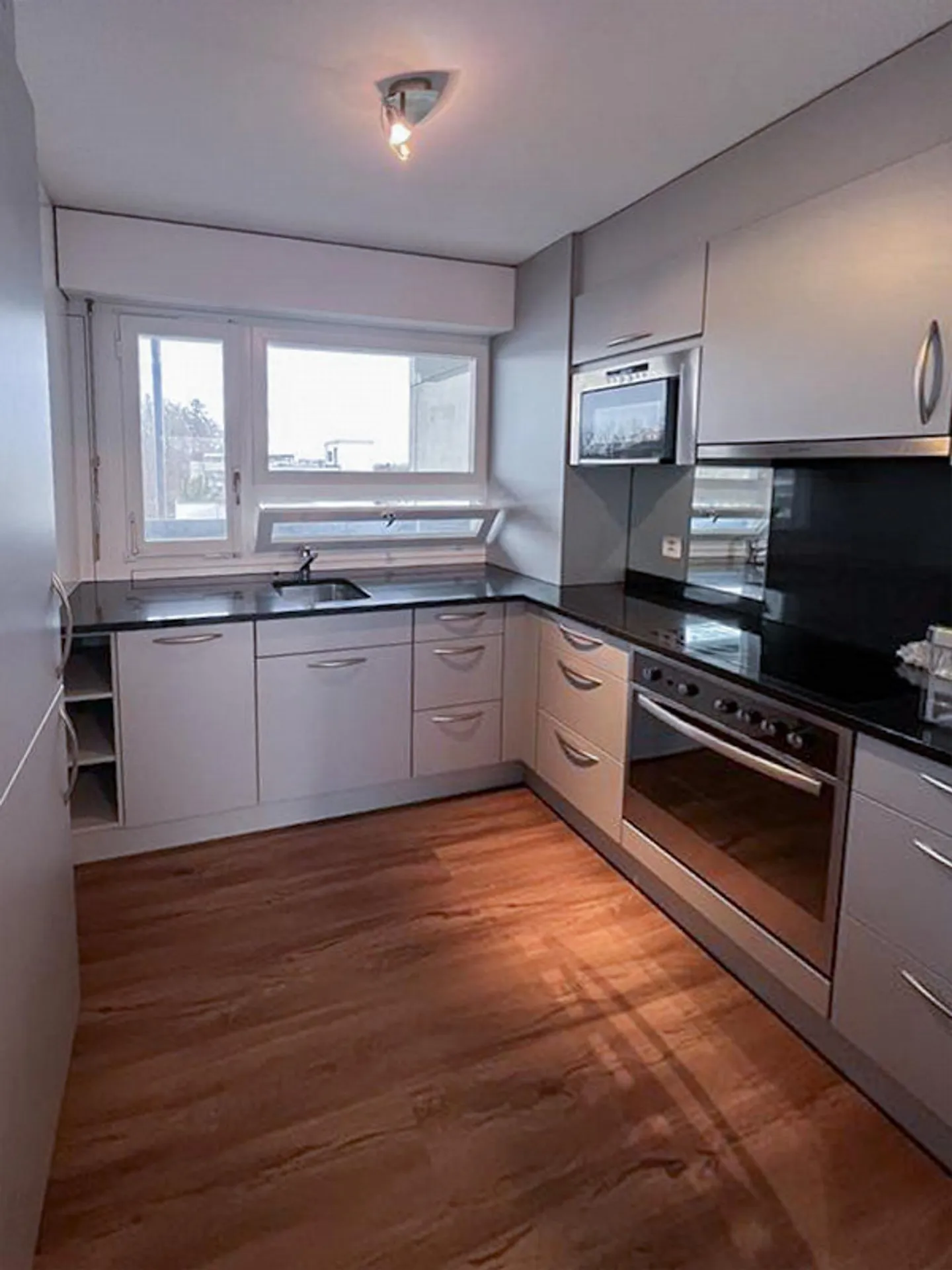 Spacious apartment with terrace in popular Benziwil! - Photo 3 of 9