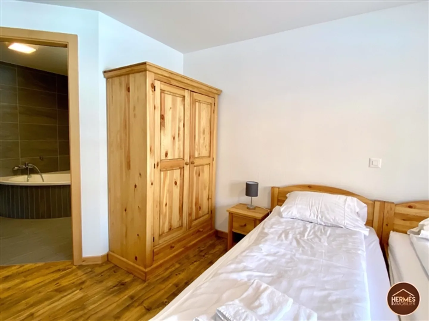 Stunning Ski-in & Ski-out Apartment on the Slopes of Veysonnaz - Photo 8 of 13